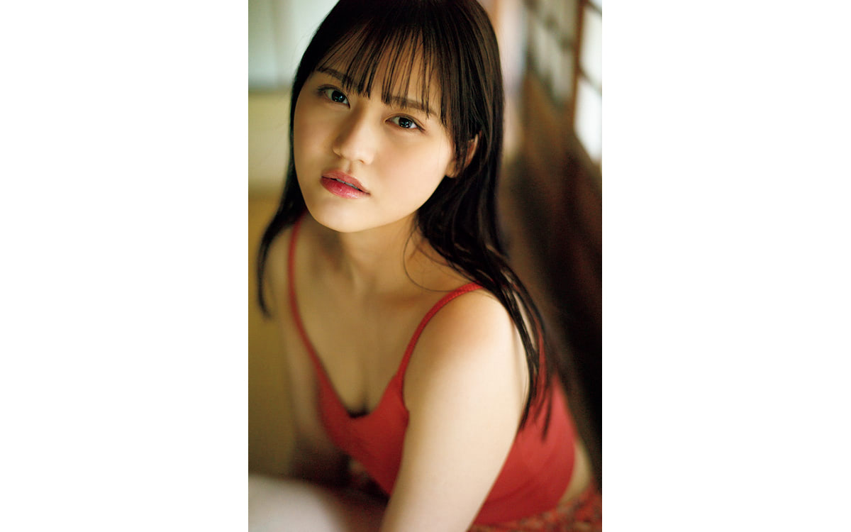 LOVE・高松瞳が『週プレ』に登場、素肌感あふれるグラビアを披露
