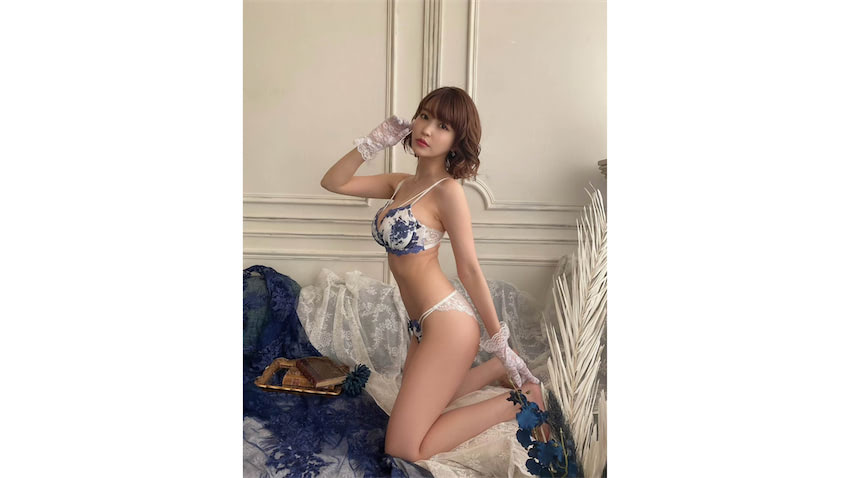 大人の色気が爆発 岸明日香 白ランジェリーで魅せる パーフェクトボディ 公開 Entame Next アイドル情報総合ニュースサイト