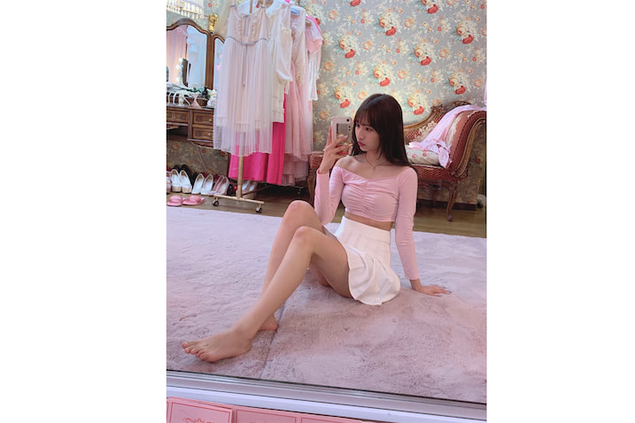 藤川らるむ 華奢ボディと美脚のぞく 最強 オフショル ミニスカショットに絶賛の声 Entame Next アイドル情報総合ニュースサイト