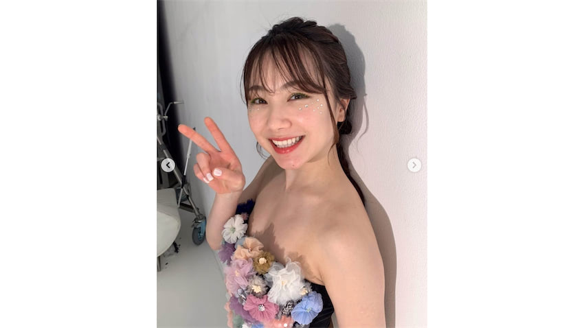 綺麗すぎて涙出てきた モー娘 石田亜佑美 素肌感あふれるオフショルダードレスショットが話題 Entame Next アイドル情報総合ニュースサイト