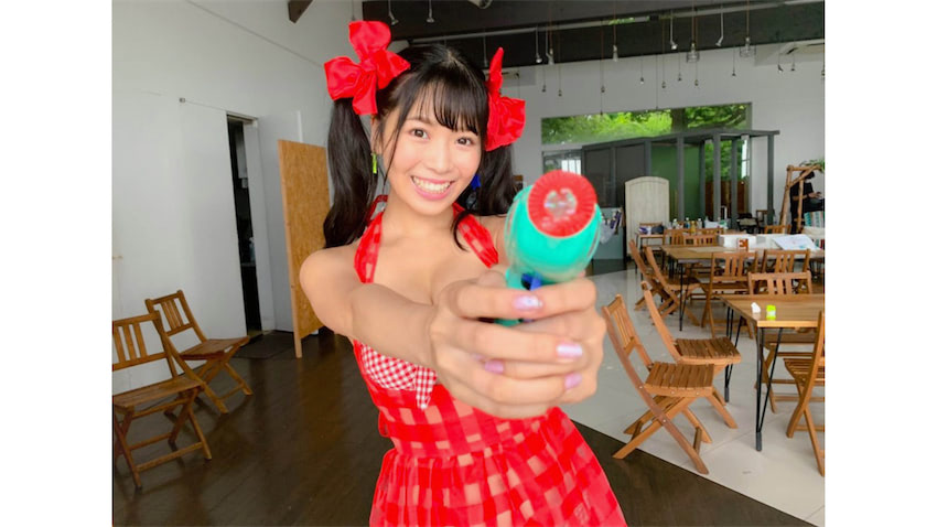 NMB48 安田桃寧、1st写真集からポップ＆セクシーなメイド風水着オフ