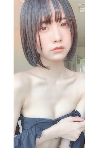 しのちゃんさん かれしちゃん、スレンダー美ボディ際立つ色気マシマシの“オフショル