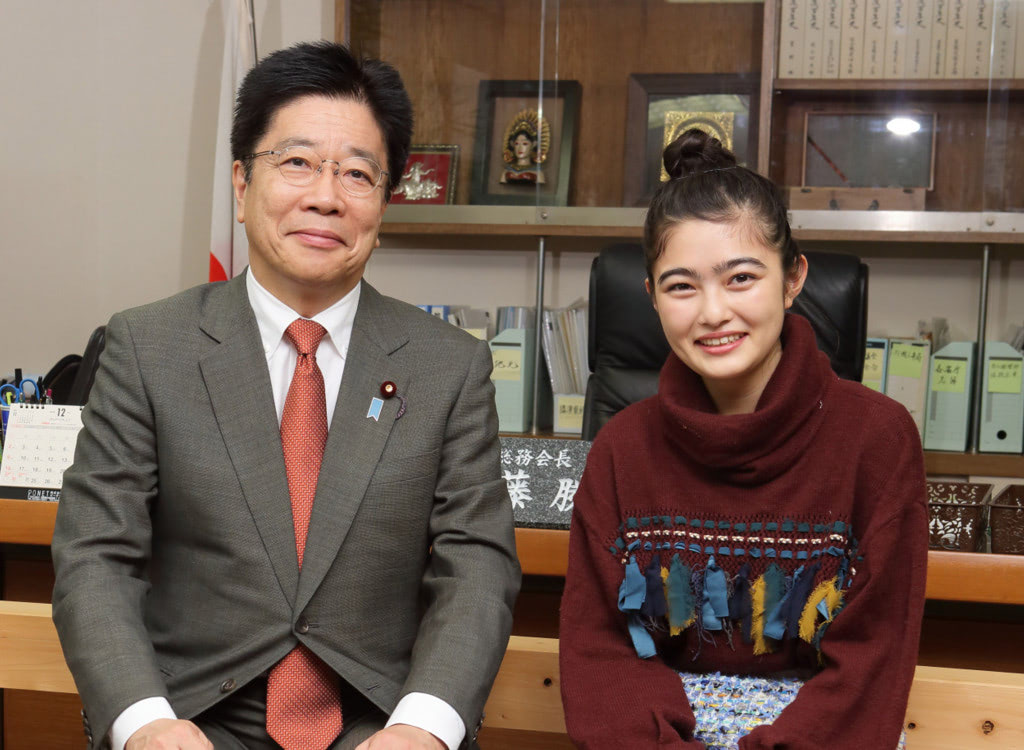 ポスト安倍に急浮上 加藤勝信 総務会長ってどんな人？[19歳 井上咲楽の政治家対談] ENTAME next アイドル情報総合ニュースサイト