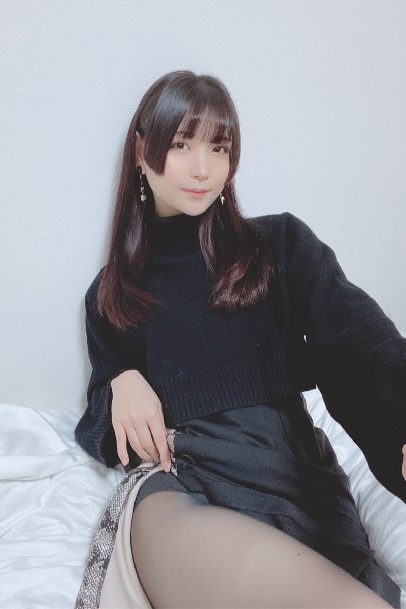 2023年最初のお姉さん」あまつまりな、タイツのランガードを見せる