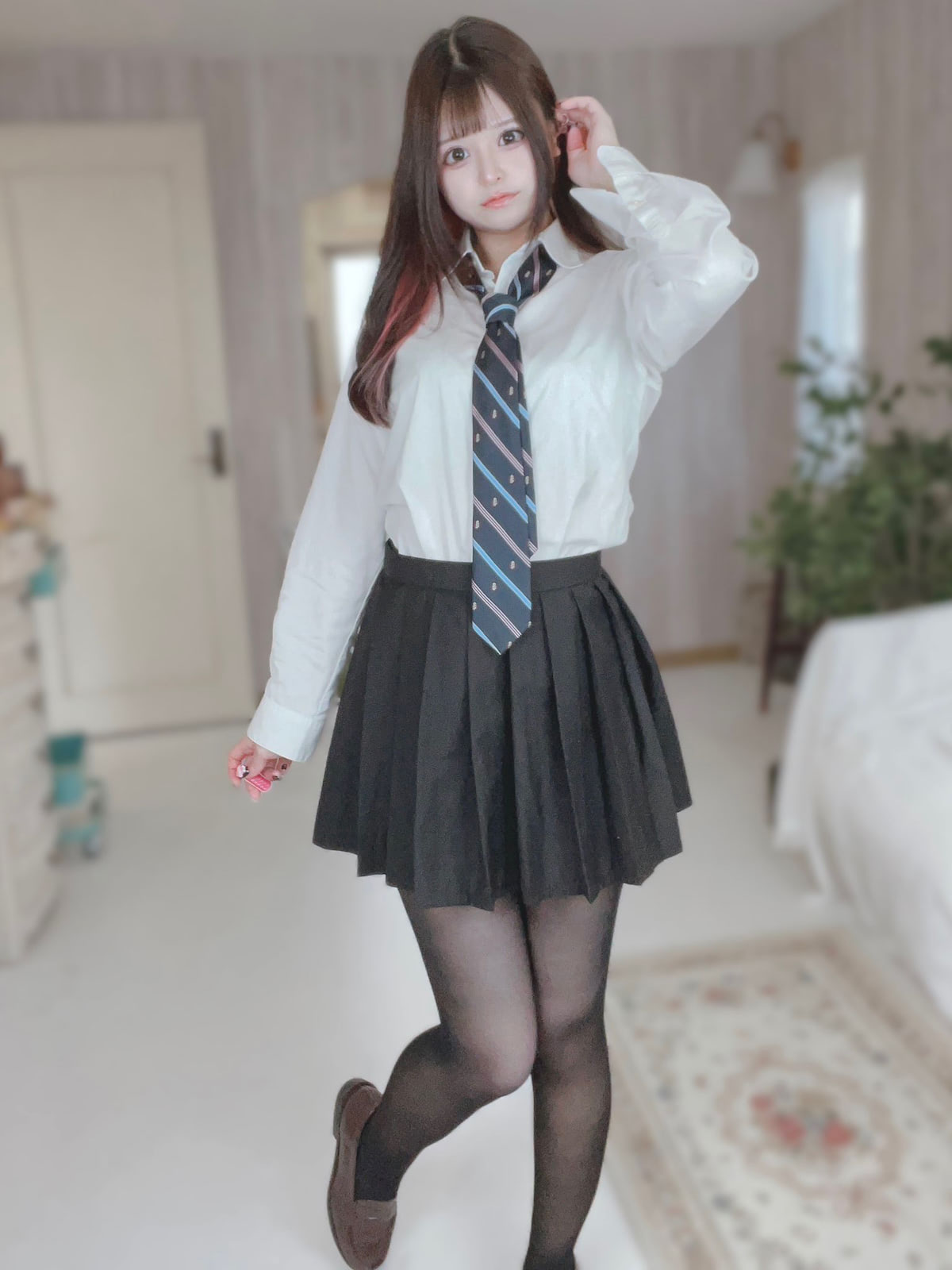 制服の下は…雪見きゆ、大胆ランジェリーへと脱衣する