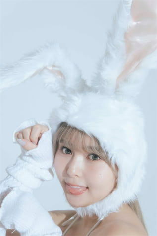 頓知気さきな、金髪×白うさぎのキュートなグラビアショットが話題