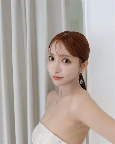 「どの角度から撮られても完璧」三上悠亜、圧倒的美貌で魅せる純白ドレスショット公開 | ENTAME next - アイドル情報総合ニュースサイト