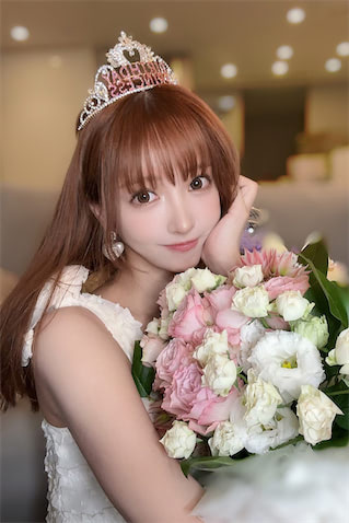 こんな可愛い30代おるのやばい」三上悠亜、誕生日にプリンセス級