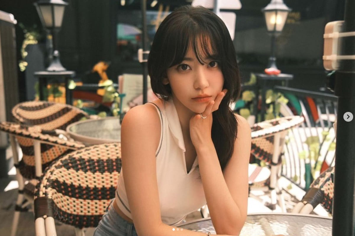LE SSERAFIM 宮脇咲良、眼差しの虜になってしまいそうなノースリーブ