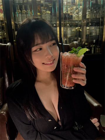 東雲うみ、現在と幼少期の