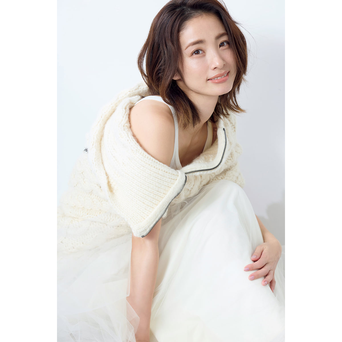 上戸彩が『FLASH』表紙に、変わらぬ美スタイルを披露 | ENTAME next