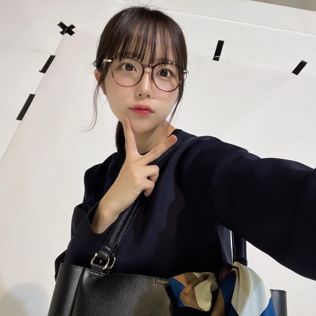 「メガネあり派？なし派？」なえなの、どちらも可愛すぎるスーツ姿を披露 | ENTAME next - アイドル情報総合ニュースサイト