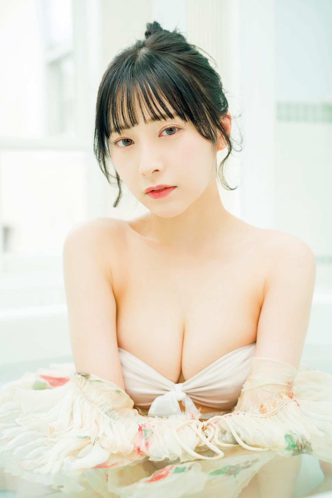 yosugala・汐見まといが『FLASH』でランジェリー姿に、「アイドルが