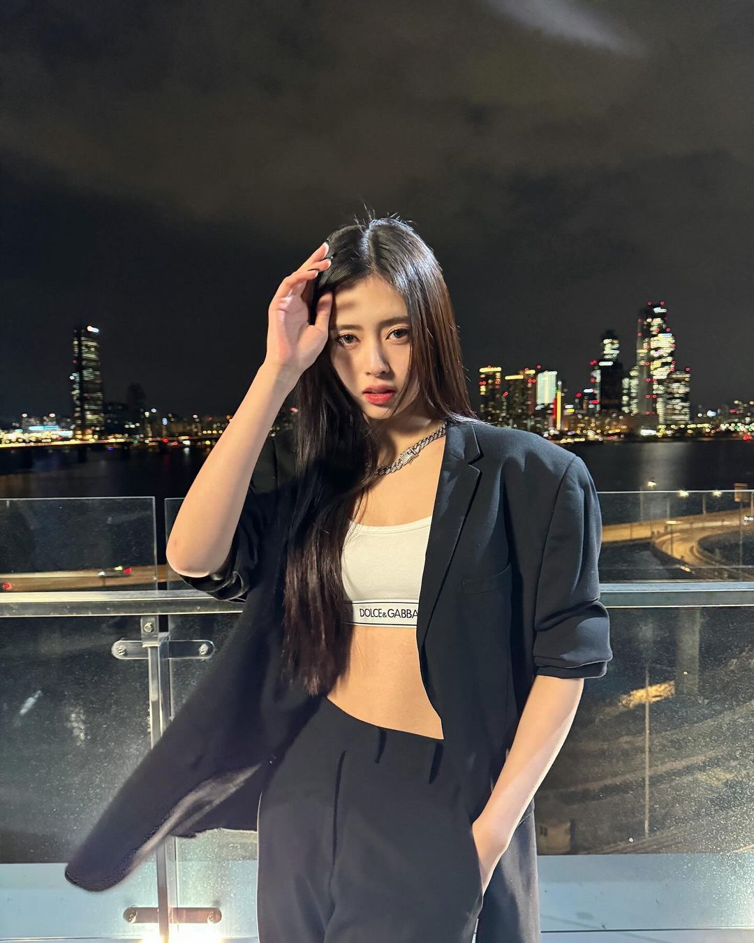 NiziU リマ、大人っぽさが増した”20”歳ショットを公開「カッコよすぎて