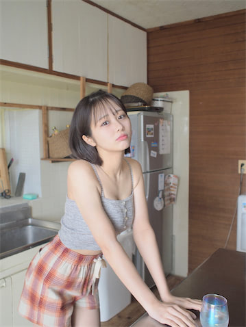 ≠ME 尾木波菜、なめらか陶磁器肌あらわな写真集オフショットが