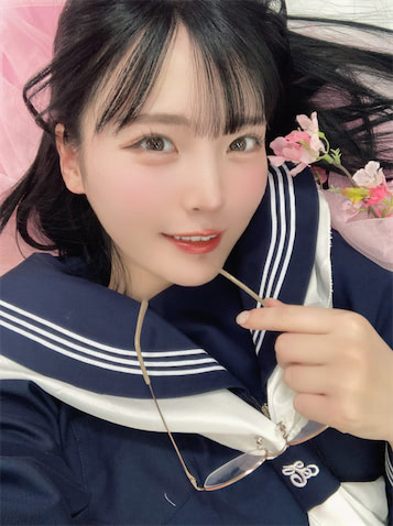 ランジェリーが透けて見える？ 由良ゆら、セーラー服で魅了する