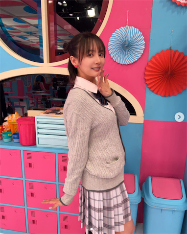 まだまだ現役でいける…岡田紗佳、お茶目ポーズで決めたミニ丈制服姿がキュートすぎる | ENTAME next - アイドル情報総合ニュースサイト