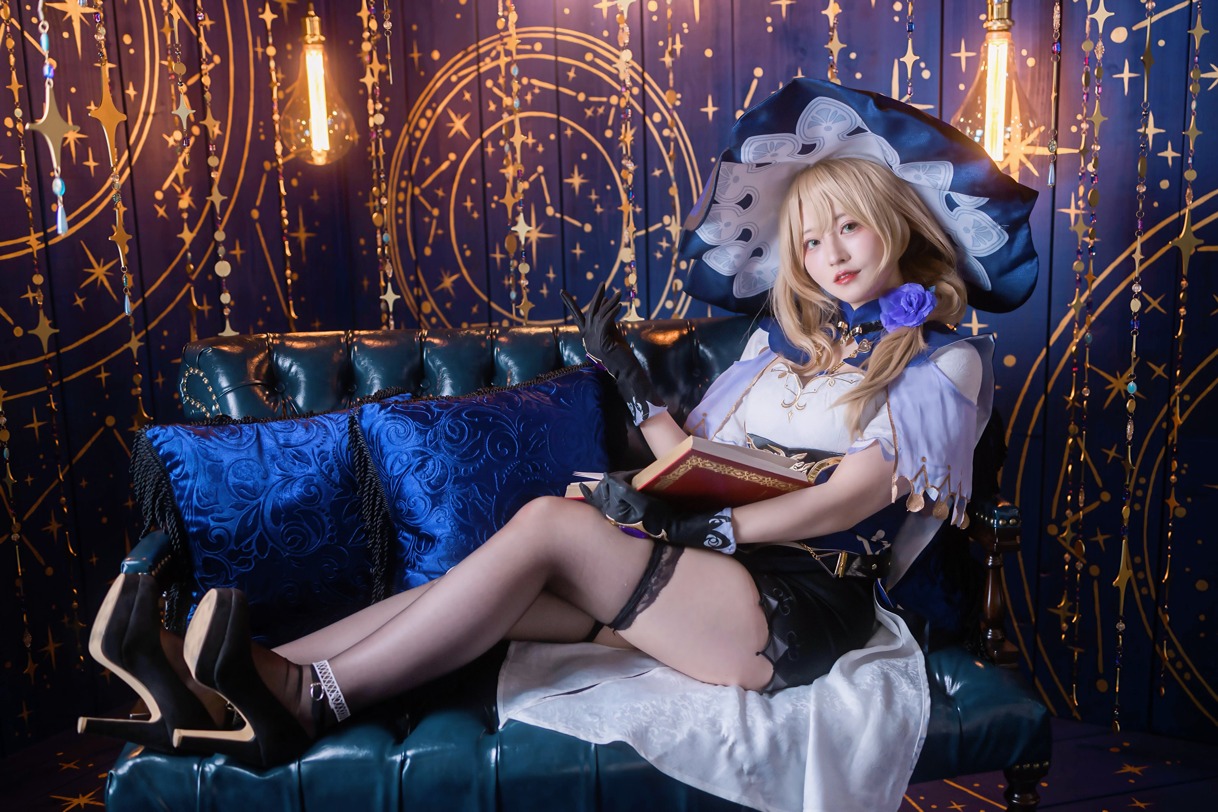 コスプレ】『原神』リサでスリットから美脚「スカートがめくれ