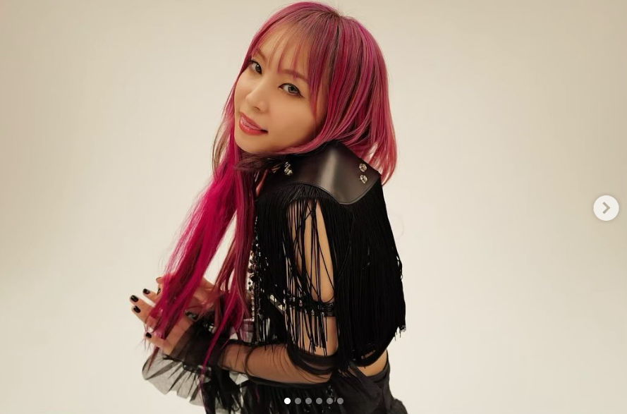 LiSA、2年半ぶりのシングルから紅い髪が映えるCDジャケットオフショットを公開 | ENTAME next - アイドル情報総合ニュースサイト