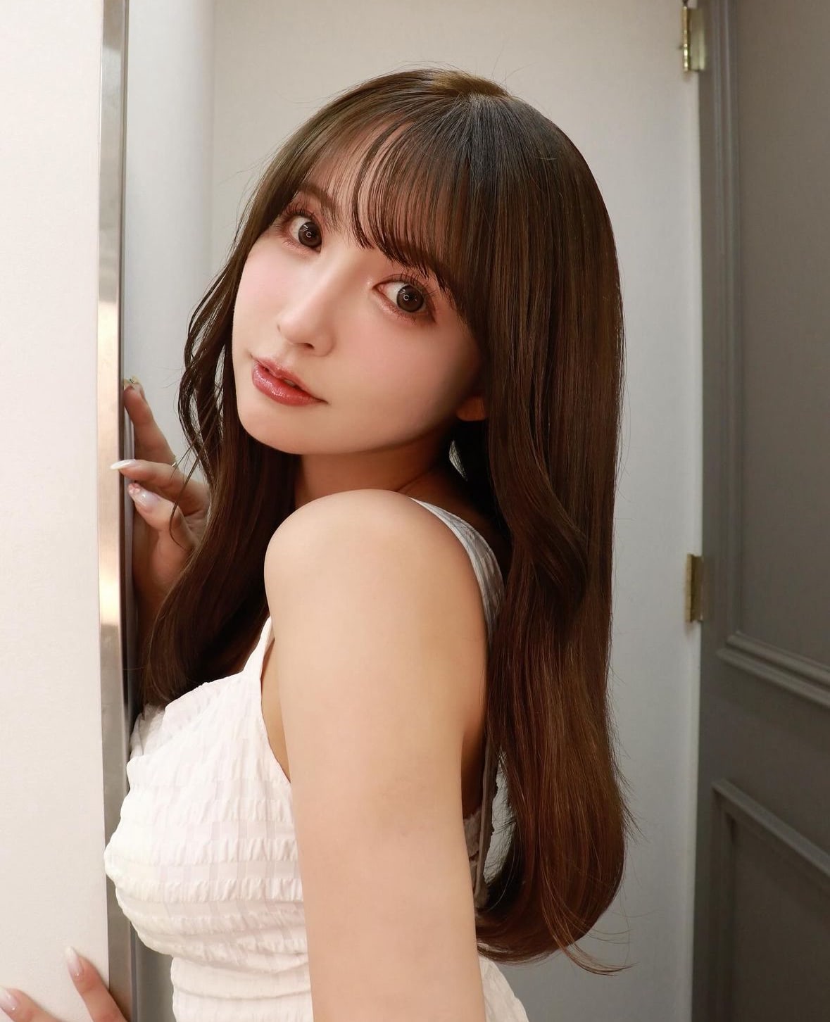 三上悠亜、肌見せワンピース姿で新ヘアカラー披露「まるで妖精のよう