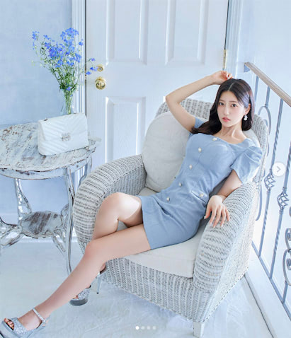 美脚もあらわに…阿部なつき、爽やかブルーのミニ丈ドレス姿を