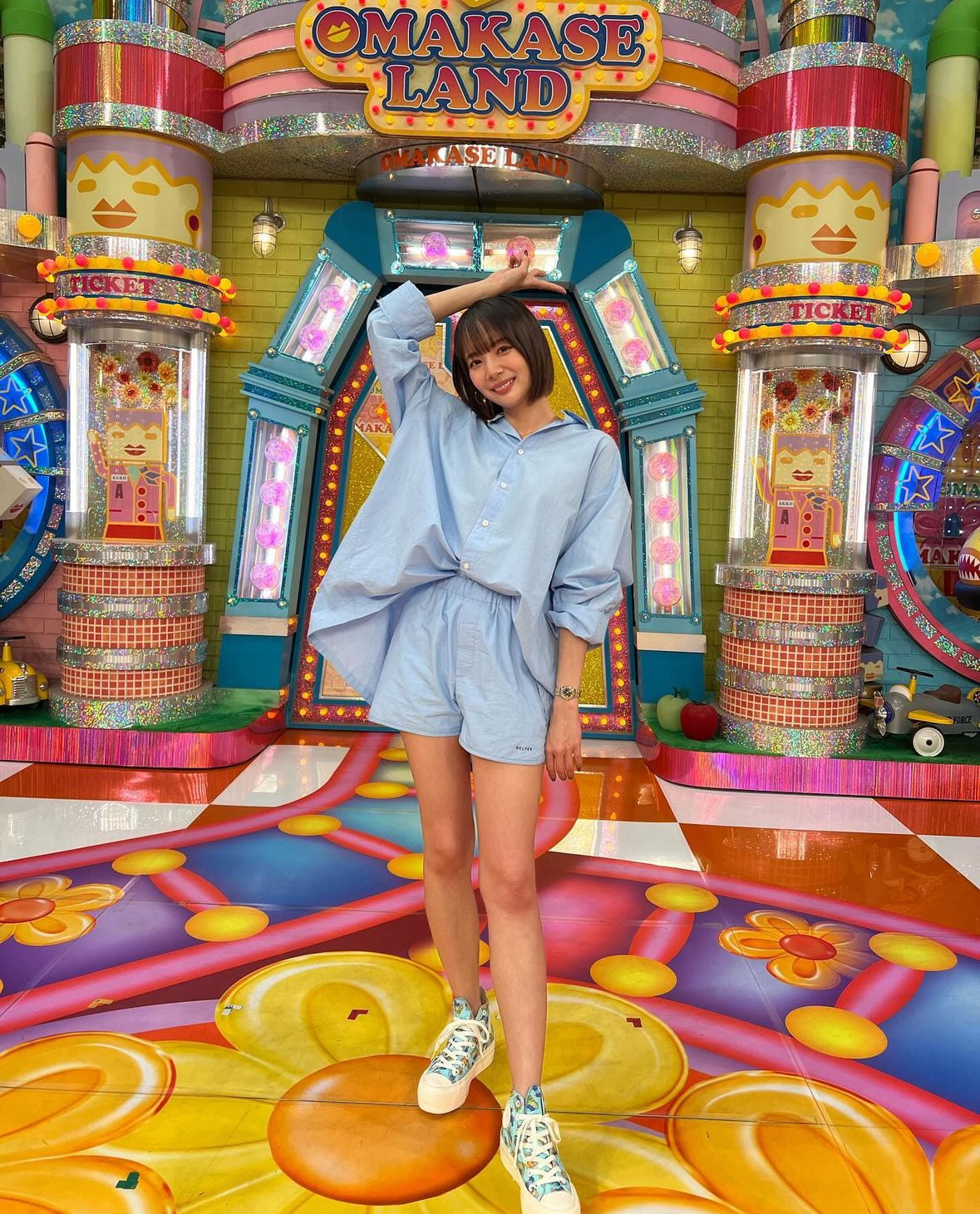 岡田紗佳、美脚際立つ超ショートパンツ姿で9等身を披露「顔、ちっさ