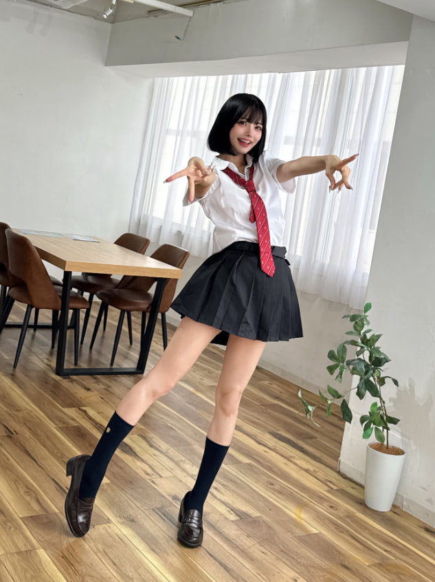 まるでフィギュアのよう…米倉みゆ、美脚あらわな制服姿が「スタイル良過ぎです」 | ENTAME next - アイドル情報総合ニュースサイト