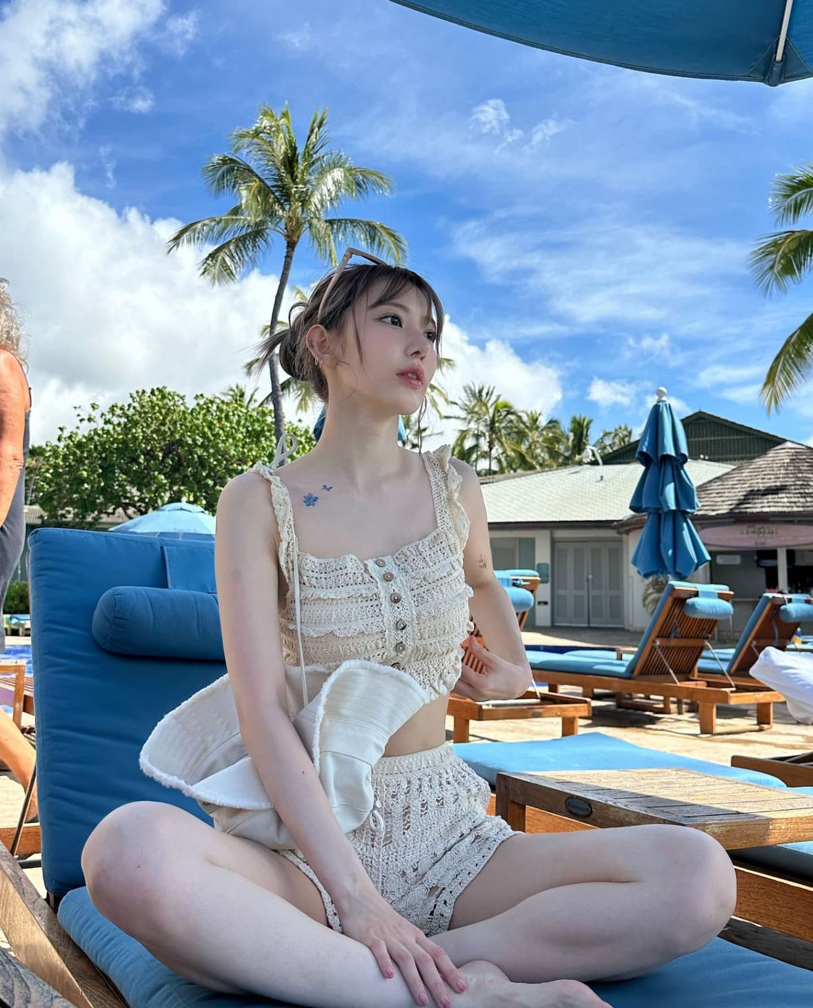 LE SSERAFIM 宮脇咲良、美白陶器肌あらわな水着ショットを公開