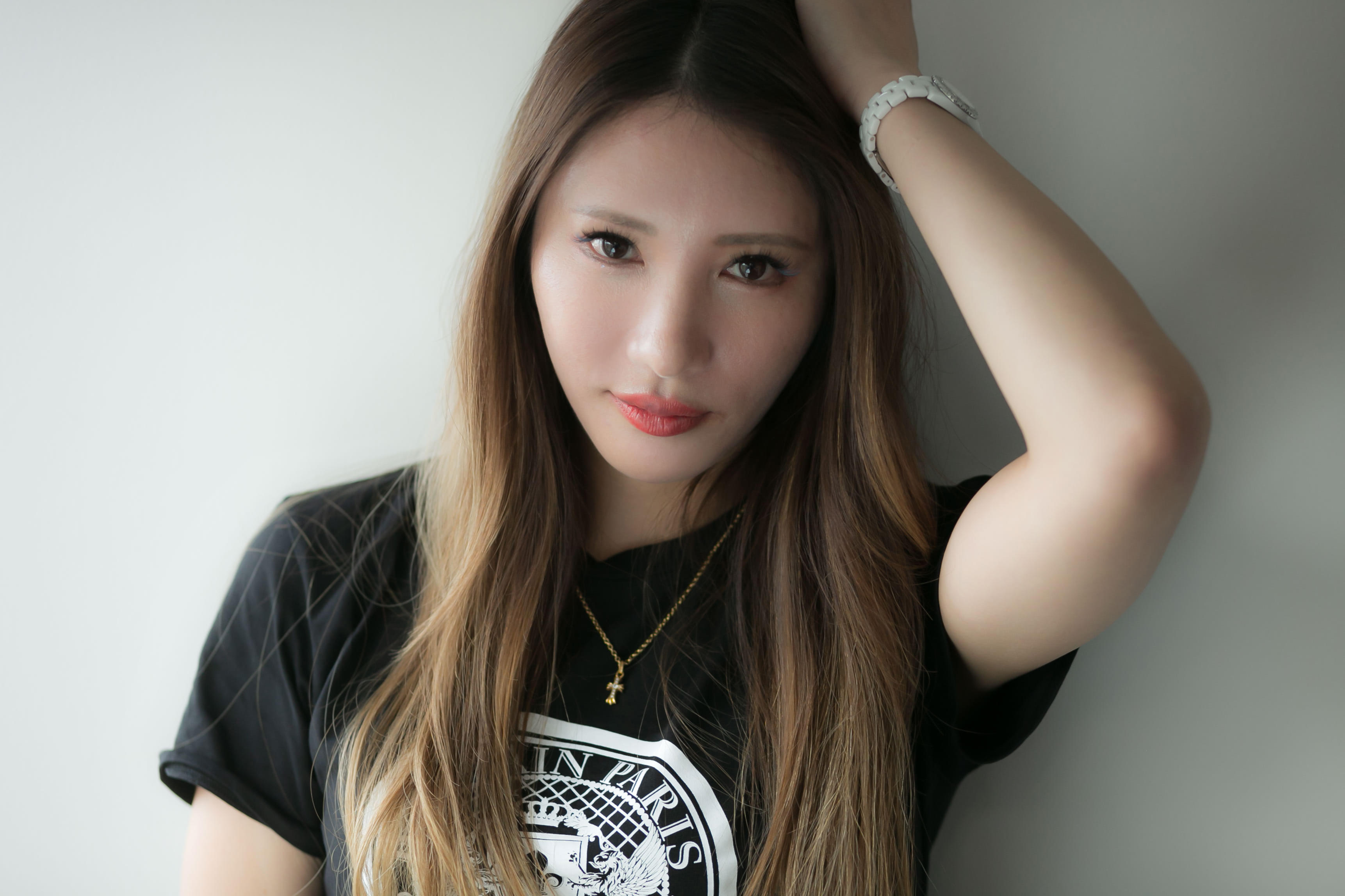 志 築 杏里