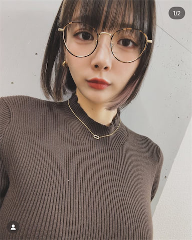 岡田紗佳、バスト際立つニット×丸眼鏡の私服ショットが「世界一可愛い」 | ENTAME next - アイドル情報総合ニュースサイト
