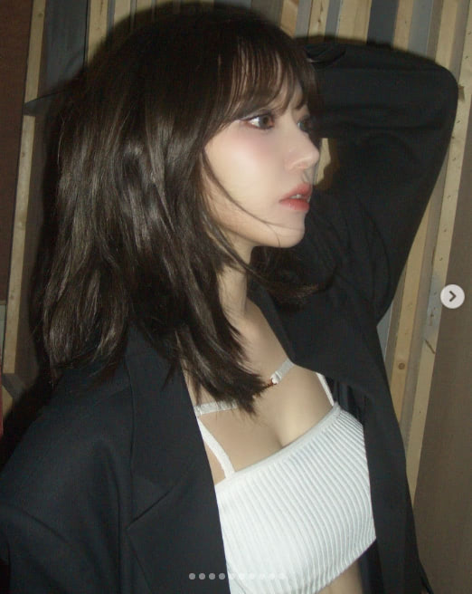 LE SSERAFIM 宮脇咲良、”端正な横顔”に見惚れるオフショット公開