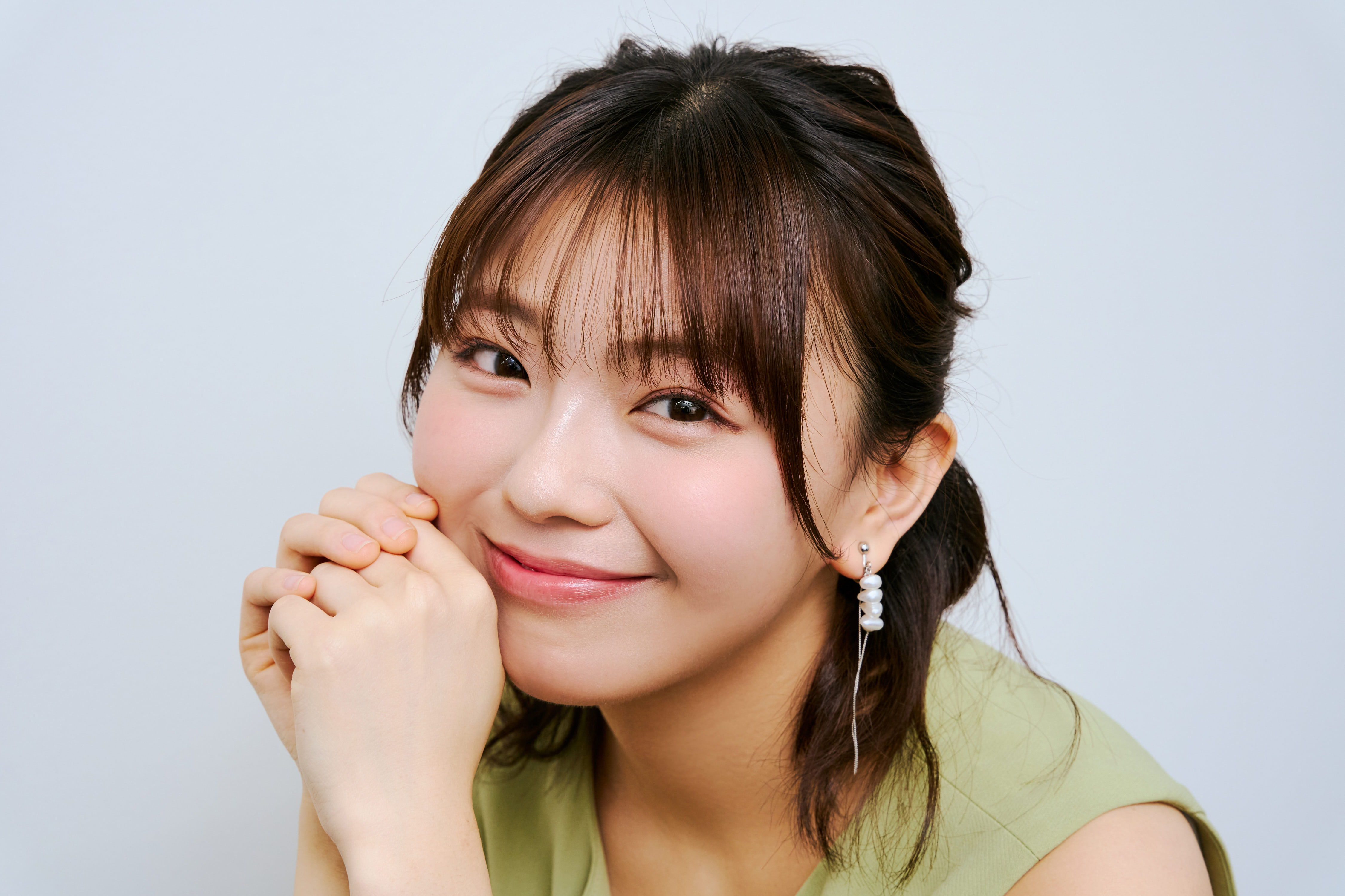 恋人感満載の初写真集『私らしく。』…大熊杏優、朝イチカットは「寝起きそのまま」の自分らしさいっぱい | ENTAME next - アイドル ...