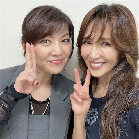 工藤静香、飯島直子との仲良し2ショットが話題に「美人姉妹