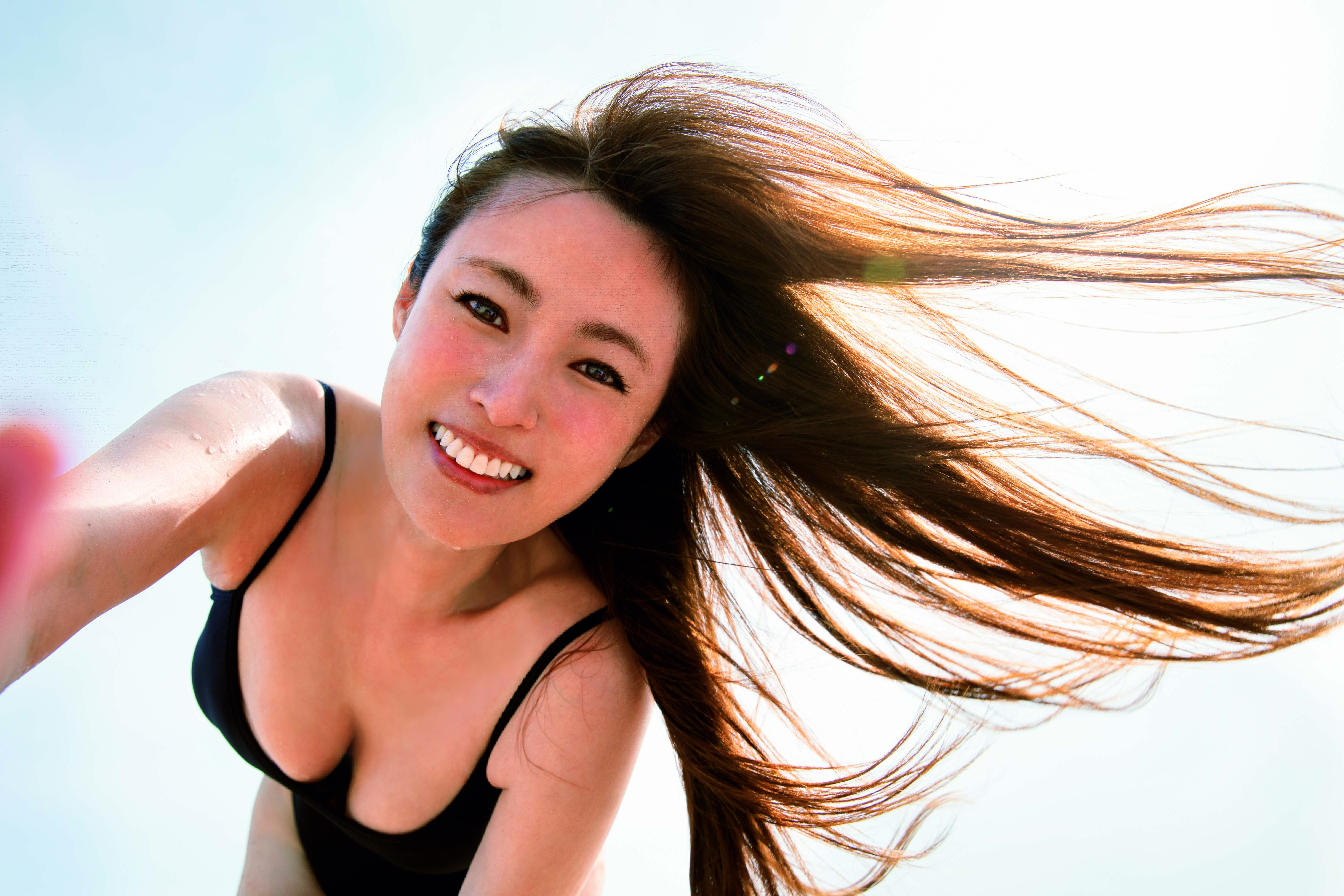 深田恭子、ハワイで弾む黒ビキニ！ 5年ぶり写真集『AO』表紙ビジュアル