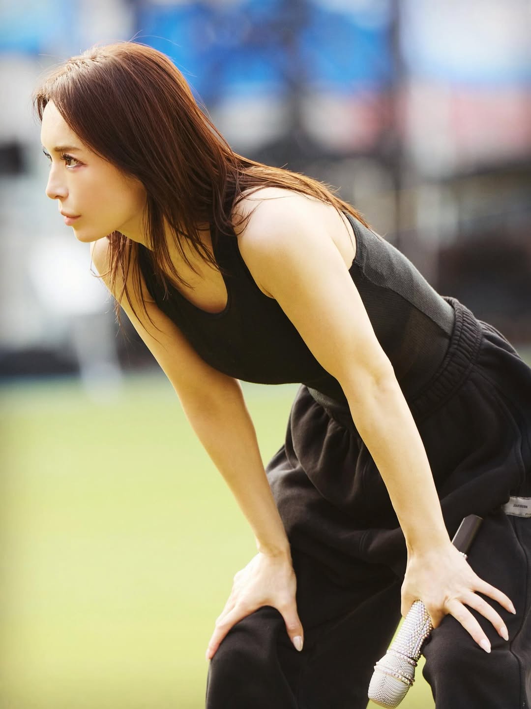 また可愛くなってる」浜崎あゆみ、黒タンク姿の“肌見せ”リハショットに