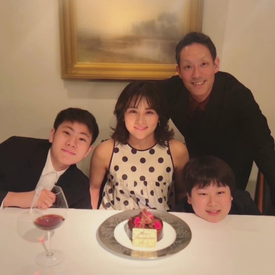 中村勘九郎の42歳妻、誕生日に“おめかし”家族ショットを公開「少女のように可愛い」「素敵な家族」 | ENTAME next - アイドル情報 ...