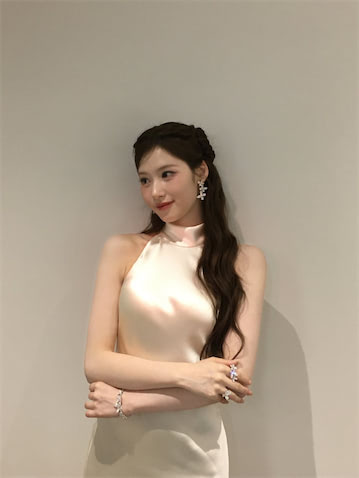 女神級の美しさ…TWICE サナ、光沢感あふれるシルクのロングドレス姿を
