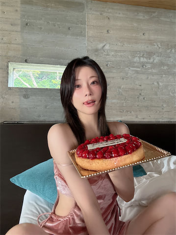 重盛さと美、38歳の誕生日報告でファン驚き「えっ可愛い」「20代でも
