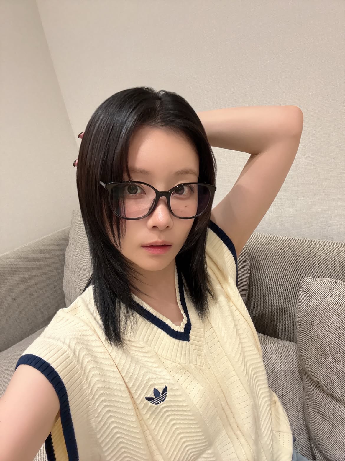 38歳・重盛さと美、黒髪×メガネ姿のビジュアルに反響「やっぱり刺さる