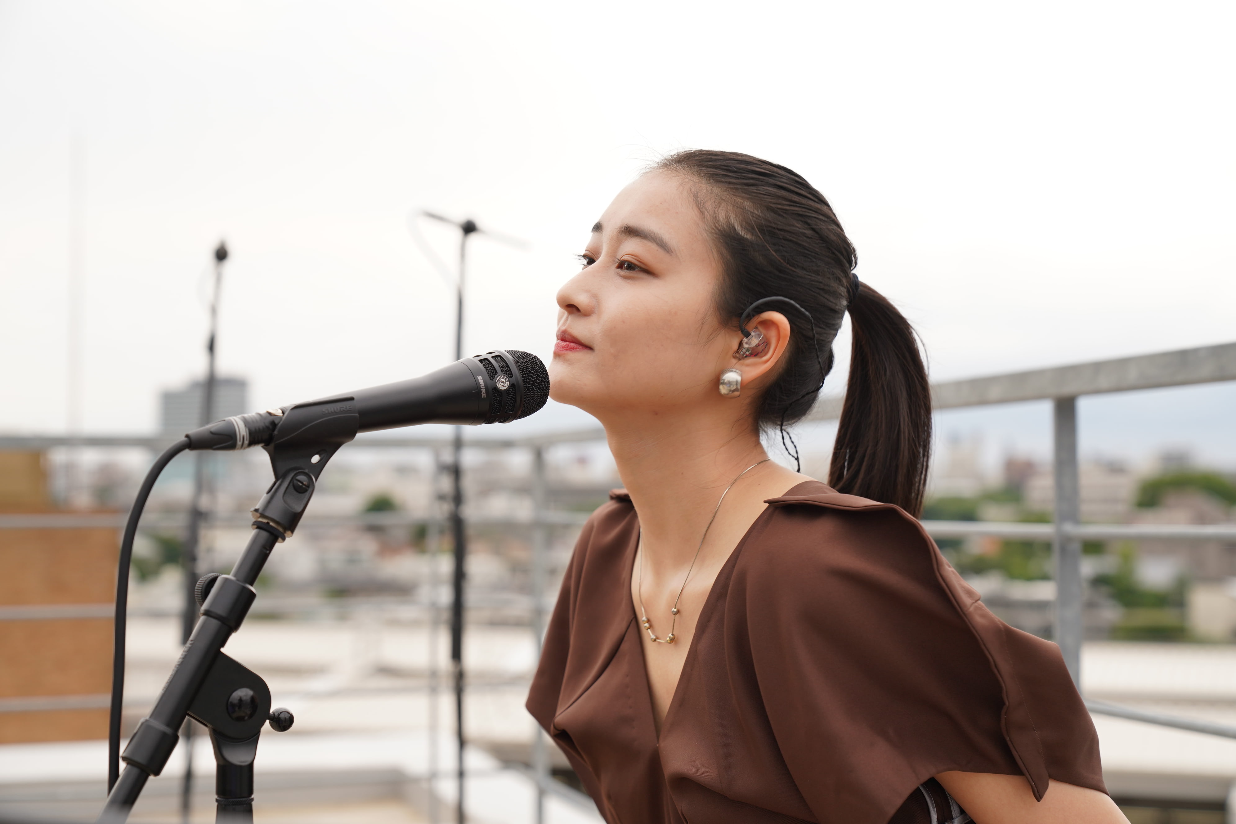 和田彩花が自身初の配信ライブを開催、新曲2曲を含む11曲を屋上