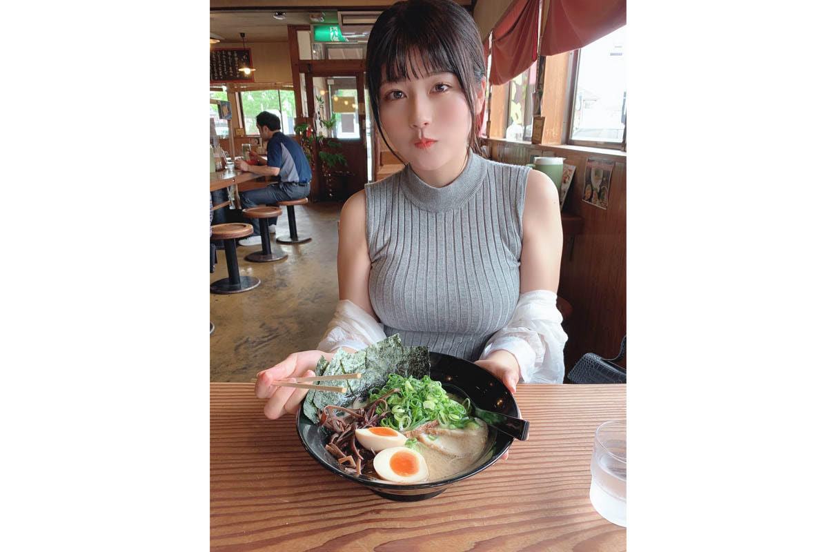 「佐賀が生んだ奇跡」ちとせよしの、迫力感じるHカップの“彼女とご飯なう”ショットを公開 ENTAME next