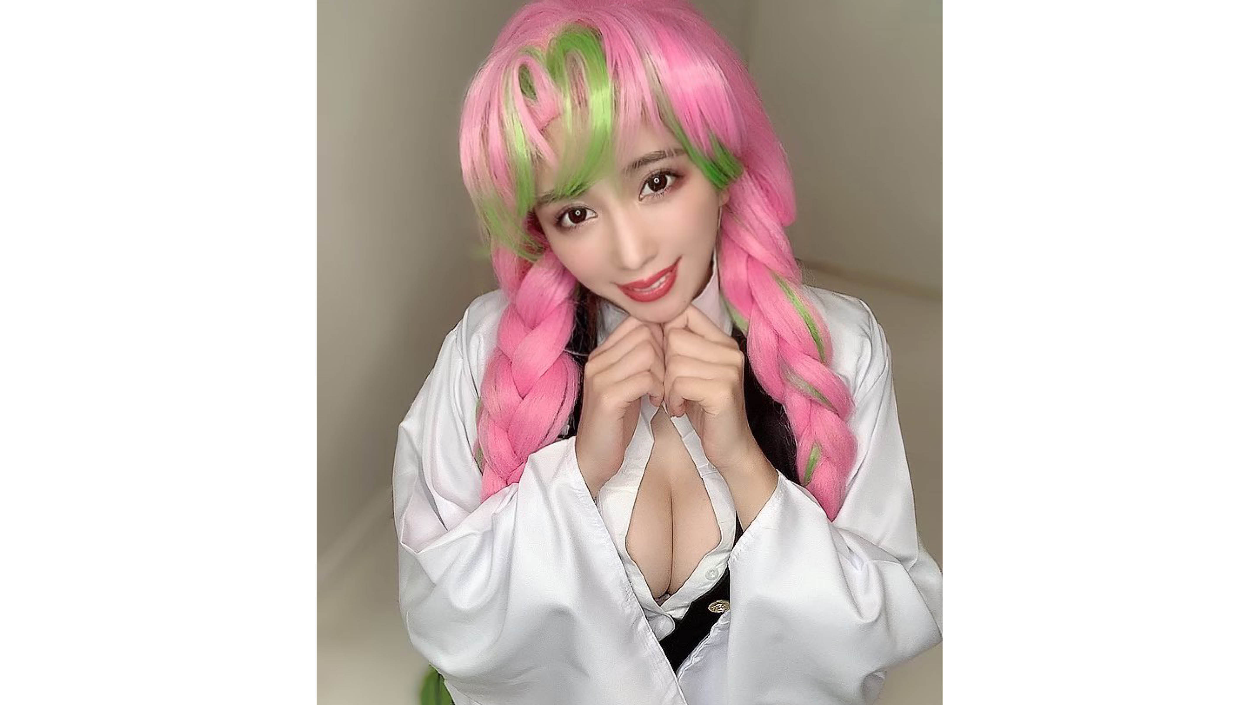 森咲智美、谷間の再現度MAXな『鬼滅の刃』甘露寺蜜璃コスプレ披露