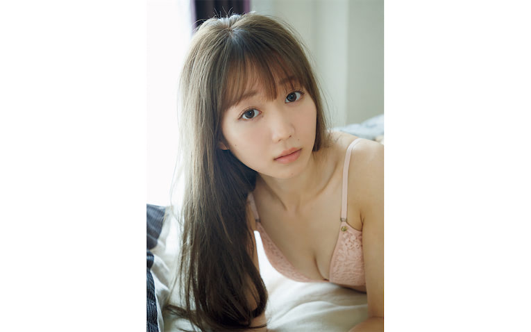 LOVE・大谷映美里が『週プレ』初表紙に、ピンクのランジェリーで透明感