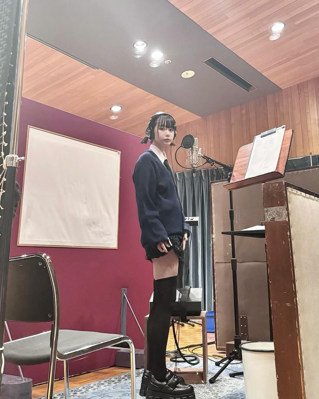 美脚にうっとり…あの、レコーディング中のオフショットに「スタイル良すぎる」の声 | ENTAME next - アイドル情報総合ニュースサイト