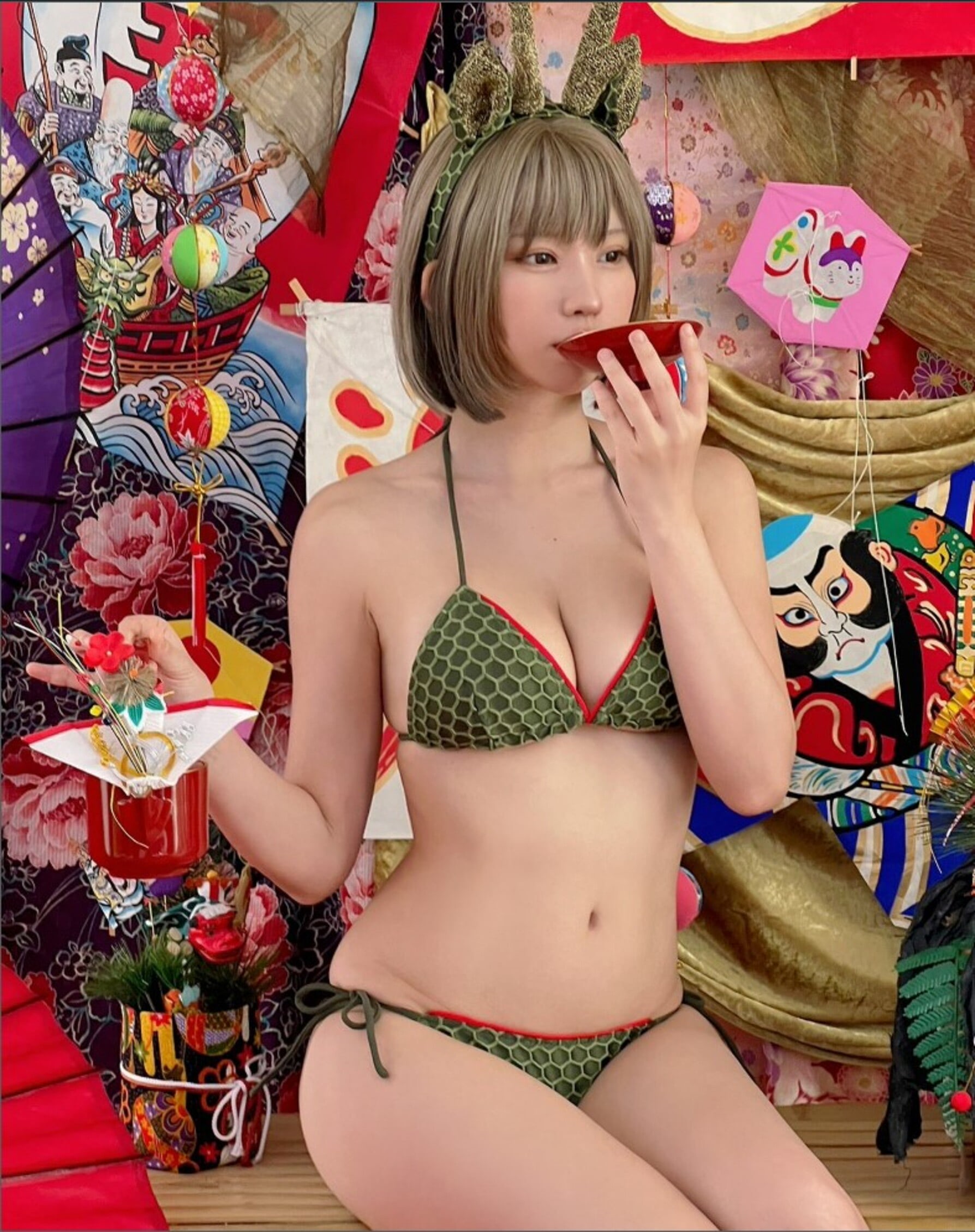 えなこ、辰年の鱗柄ビキニ姿に「美しすぎて倒れそう」の声 | ENTAME