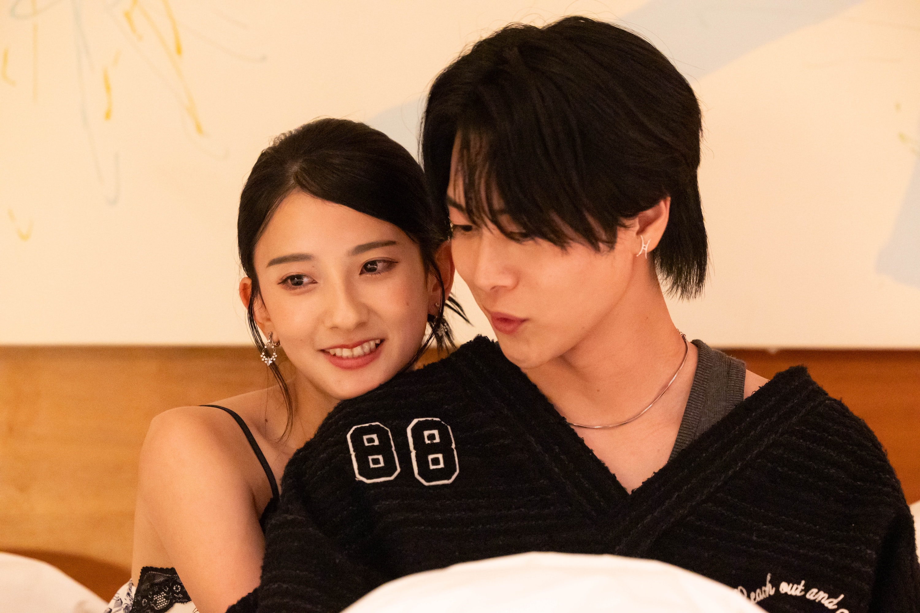 元AKB48宮崎美穂が朝までお泊まりデートへ…禁断のキス姿に岩田剛典も