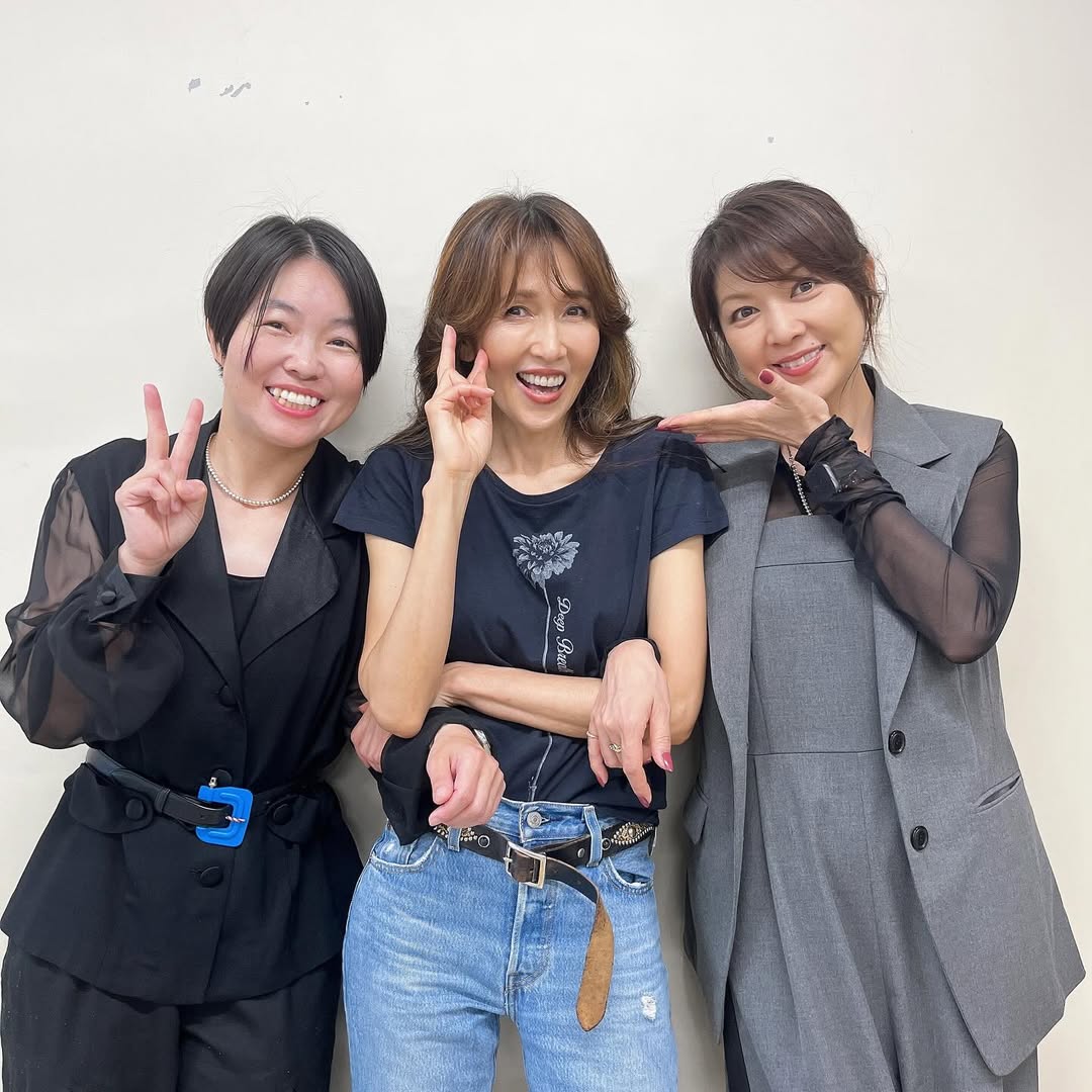 工藤静香、飯島直子との仲良し2ショットが話題に「美人姉妹