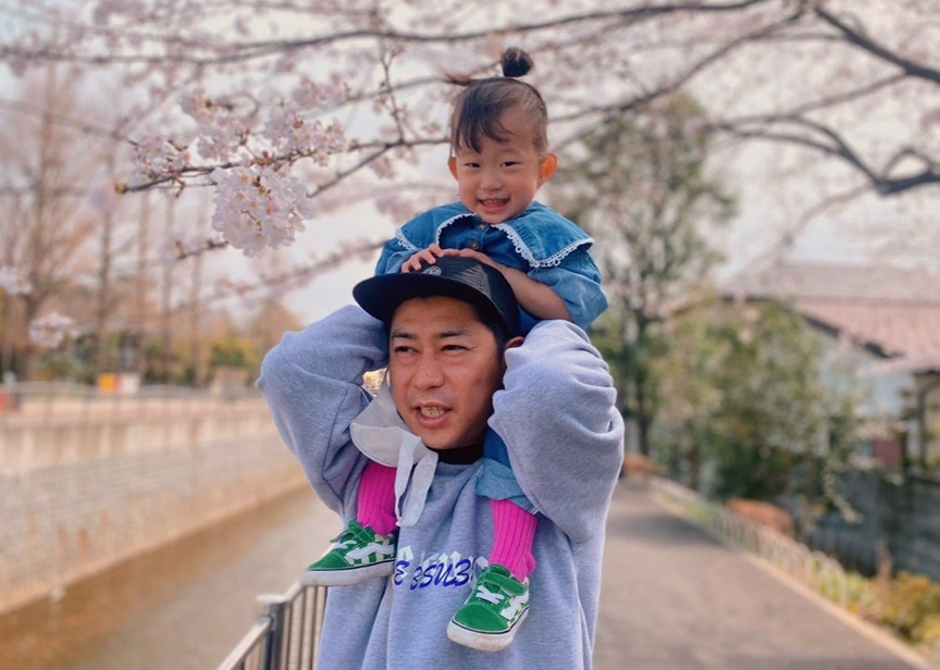 パンサー尾形の妻、恒例の‟桜×父娘”ショット公開「パパとずっとらぶらぶでいてほしい」 | ENTAME next - アイドル情報総合ニュースサイト