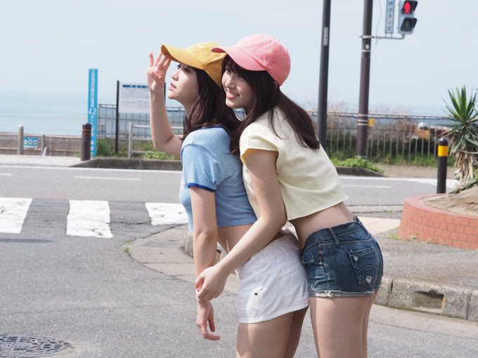 美しいウエストラインに釘付け、大和田南那が永尾まりやとのヘソ出し