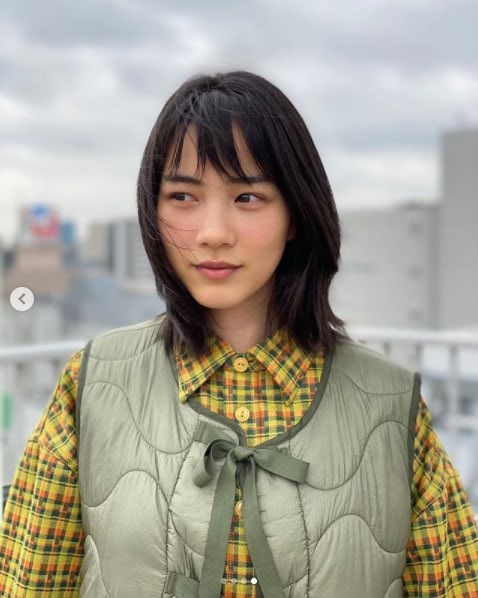 のん、2021年カレンダーから“風に吹かれる”オフショットを公開「思わず見入ってしまう」と話題に | ENTAME next - アイドル情報 ...